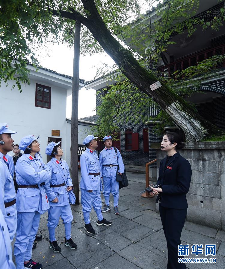 （新華全媒頭條·壯麗70年·奮斗新時代——記者再走長征路·圖文互動）（4）偉大轉折是怎樣發(fā)生的——重回遵義會議現(xiàn)場